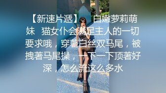 奶茶店女厕白短衫牛仔裤清秀小妹,两片红嫩的微毛鸡冠唇真想蹭蹭[