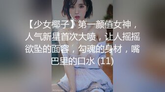 熟女穿着情趣黑丝自慰 手用着不过瘾拿了个大假鸡巴又舔又插