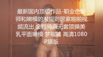 极品CP✅魔手》疯狂大胆坑神躲进商场女_厕独占一个坑位隔板缝中偸_拍各种B形妹子方便▲极限特写镜头快要碰到B了 (9)